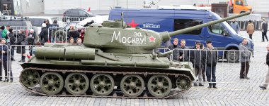 Moskova. Kızıl Meydan tankındaki