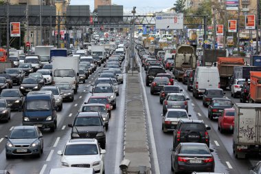 Moskova. gün trafik sıkışıklığı