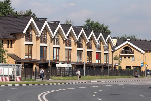 Moskau. die Reihe neu gebauter Ferienhäuser — Stockfoto