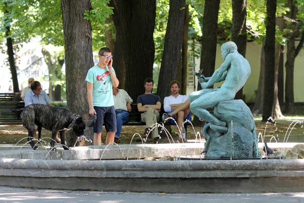 Belgrad, Sırbistan. bir erkek heykeli ile çeşme
