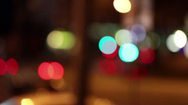 Moskova gece araba trafiği. odak dışında