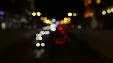 Moskova gece araba trafiği. odak dışında