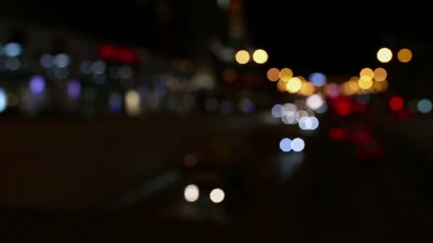 Tráfico nocturno en Moscú. Fuera de foco — Vídeos de Stock