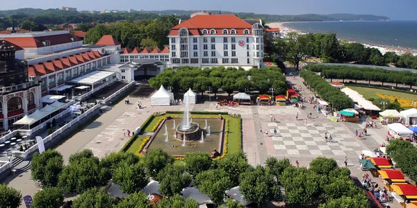 Sopot, Poland. Touristic center with square near Baltic seaside — Stock Photo, Image