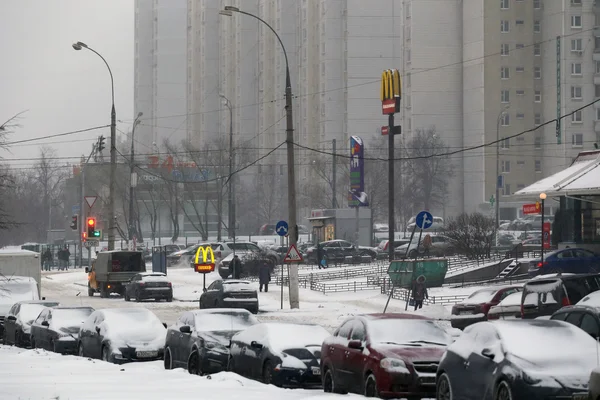 Moskau. Verkehr im Schneefall — Stockfoto