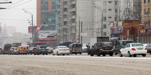 Moskau. Verkehr im Schneefall — Stockfoto