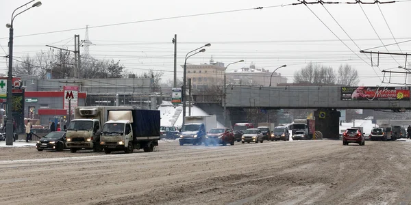 Moskau. Verkehr im Schneefall — Stockfoto
