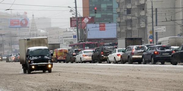 Moskova. kar yağışı trafiği