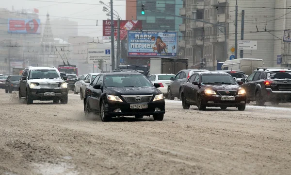 Moskau. Verkehr im Schneefall — Stockfoto