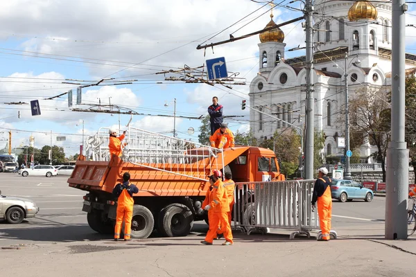 MOSCOW, RUSSIA, CIRCA 2012 - Street workers demount steel constructions circa 2012 in Moscow, Russia — Stock Photo, Image