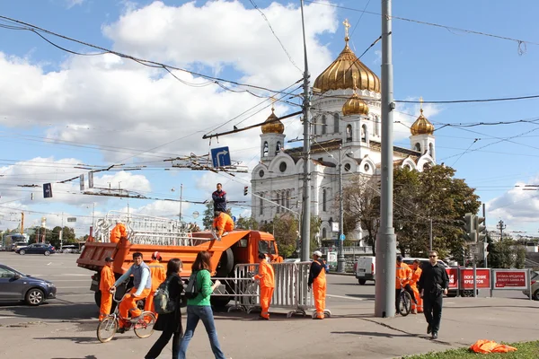 MOSCOW, RUSSIA, CIRCA 2012 - Street workers demount steel constructions circa 2012 in Moscow, Russia — Stock Photo, Image