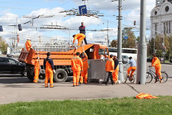 MOSCOW, RUSSIA, CIRCA 2012 - Street workers demount steel constructions circa 2012 in Moscow, Russia — Stock Photo, Image