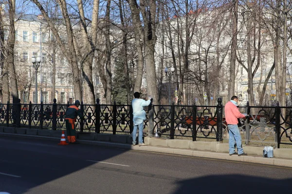 Street workers in the Moscow city — Stock Photo, Image