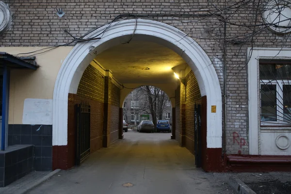 Portal de entrada al patio en Moscú —  Fotos de Stock