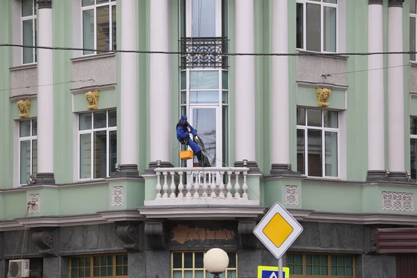 Industrin alpinist Rengör fasaden — Stockfoto