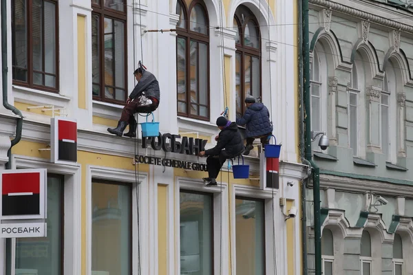 Industry alpinist cleans facade — Stock Photo, Image