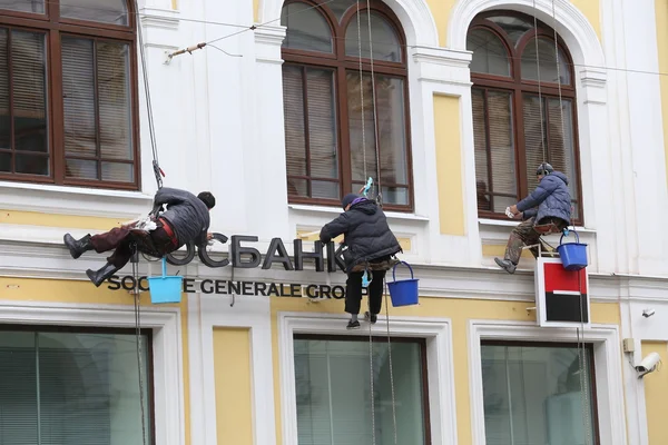 Industry alpinist cleans facade — Stock Photo, Image