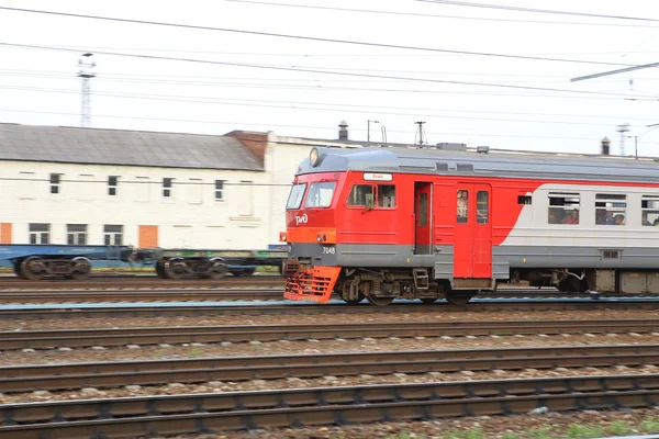 Ingázó vonat megy a moszkvai savelovskaya pályaudvar közelében — Stock Fotó