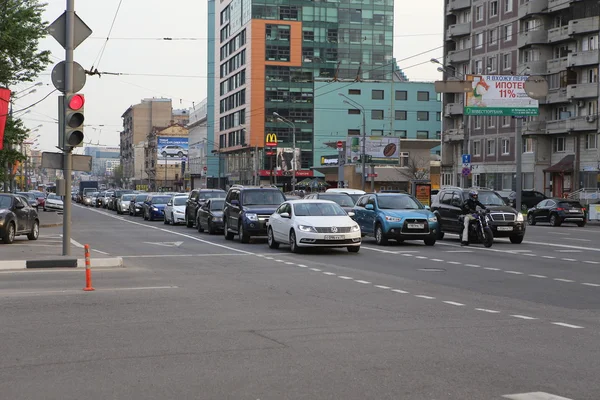 МОСКВА, CIRCA 2012 - Автомобильное движение на городской улице около 2012 года в Москве, Россия — стоковое фото