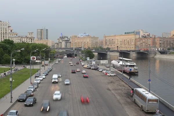 Moscow. Looking to the car traffic on the riverside — Stock Photo, Image