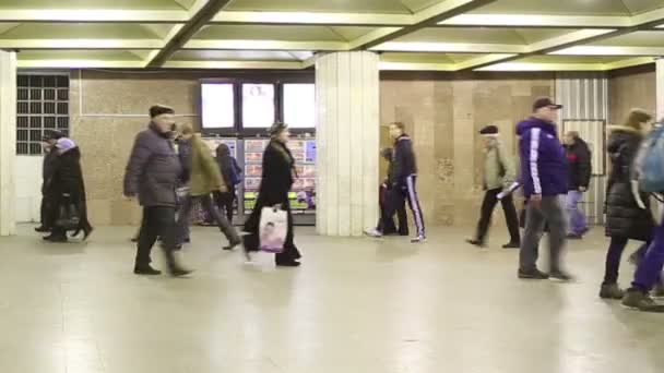 Passenger in Moscow underground — Stock Video