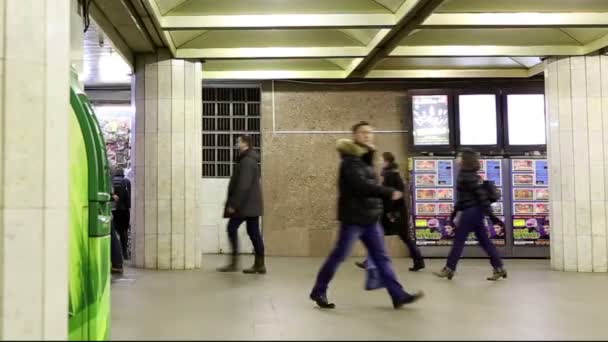 Passenger in Moscow underground — Stock Video