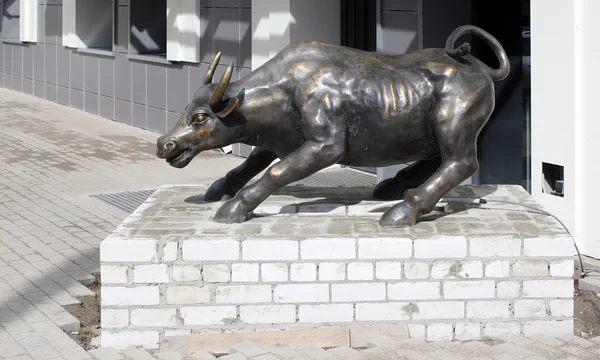 Bull sculpture in the Voronezh city — Stock Photo, Image