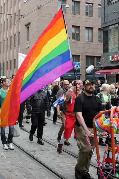 Op de zomer homoseksuele parade in helsinki, finland — Stockfoto