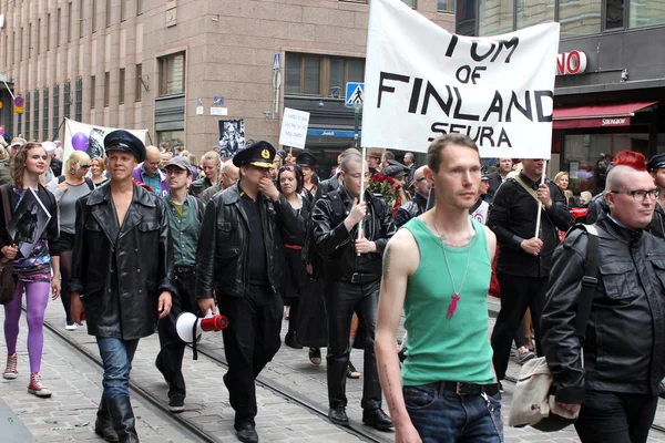 Participants of the summer gay parade in Helsinki go via the street — Stock Photo, Image