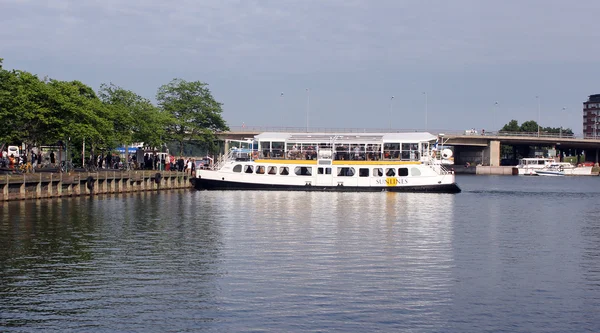 Helsinki, Finlandiya için turistik tekne — Stok fotoğraf