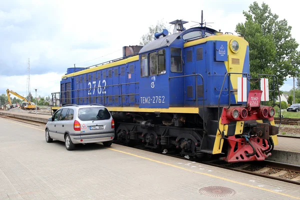 Locomotive and car on the platform in Mariampole, Lithuania — Stock Photo, Image