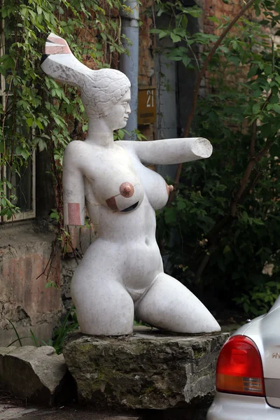 Vilnius, Lituânia. Mulher escultura no distrito de Uzhupis — Fotografia de Stock