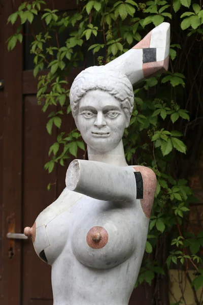 Vilnius, Lithuania. Woman sculpture in the Uzhupis district — Stock Photo, Image