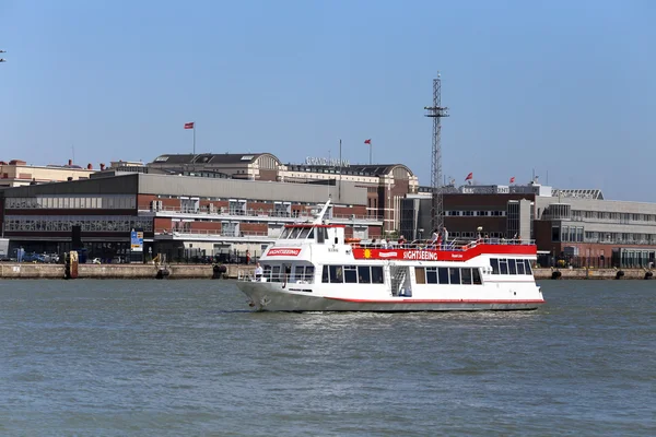 Commuter ferry boat goes via seaport of Helsinki, Finland — Stock Photo, Image