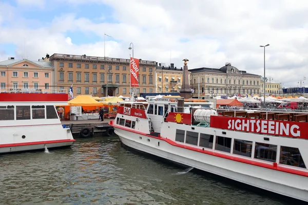 Helsínquia, Finlândia. Barco de balsa no porto — Fotografia de Stock