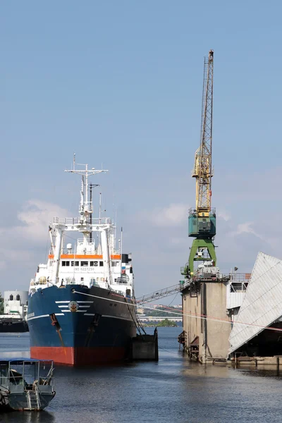 Cargo crane and ship in seaport of Saint-Petersburg — Stock Photo, Image