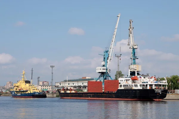 Cargo crane and ship in seaport of Saint-Petersburg — Stock Photo, Image