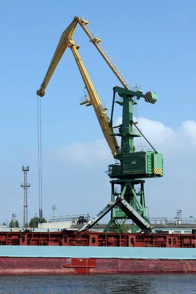 Cargo crane in the seaport of Saint-Petersburg — Stock Photo, Image