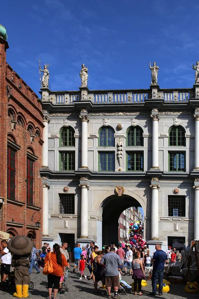 Turisté na centrální náměstí Gdaňsk, Polsko — Stock fotografie