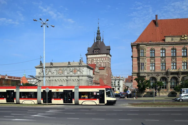 Tramway vai através da rua velha em Gdansk, Polônia — Fotografia de Stock