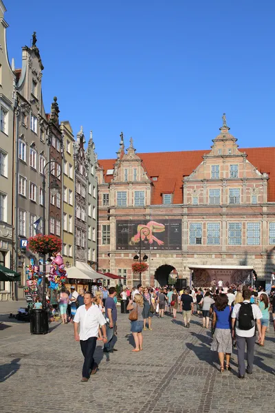Tourists on the central square of Gdansk, Poland — Stock Photo, Image