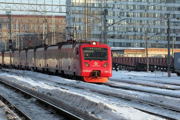 Commuter trem chega a Moscou — Fotografia de Stock