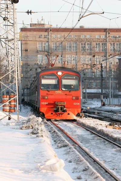 Dojíždějící vlak dorazí do Moskvy — Stock fotografie