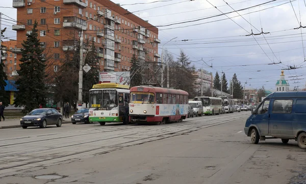 Тролейбус і автобус на центральній вулиці міста Тула — стокове фото