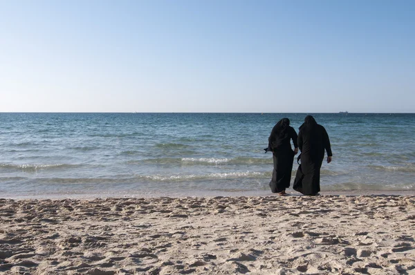 Yüzme için hazır plajda Arap kadınları