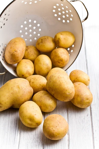 Rå potatis i durkslag — Stockfoto
