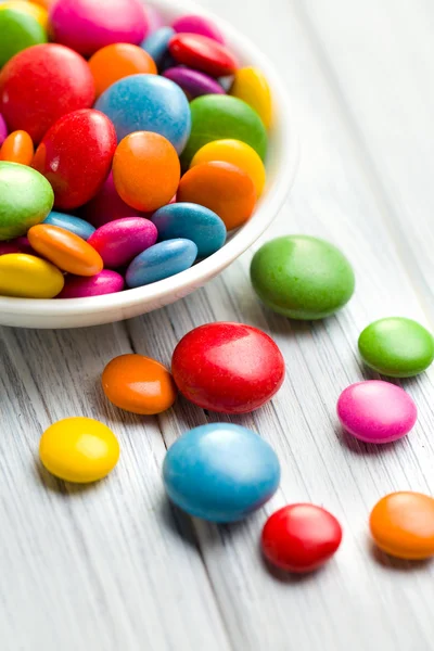 Doces coloridos em tigela branca — Fotografia de Stock