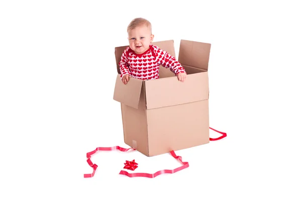 Дитина в подарунковій коробці — стокове фото