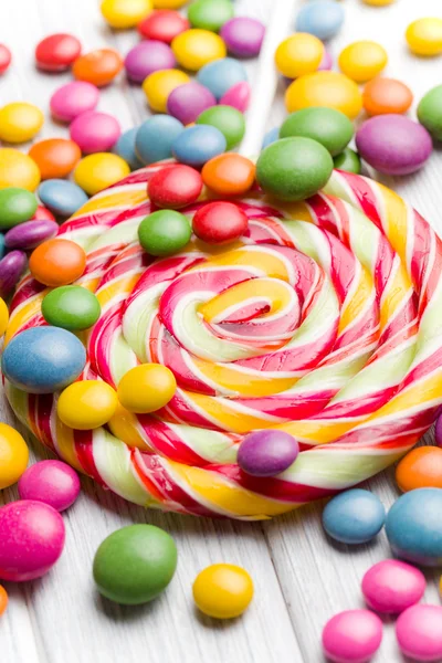 Bonbons colorés et sucette — Photo