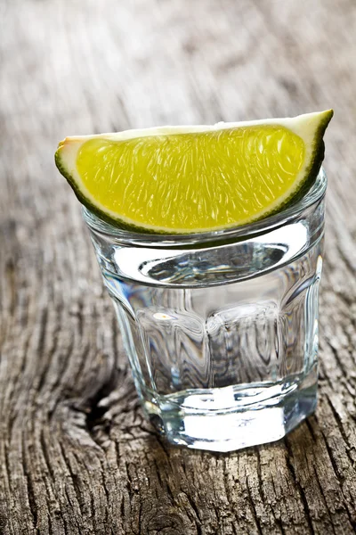 Glas duidelijk alcohol — Stockfoto